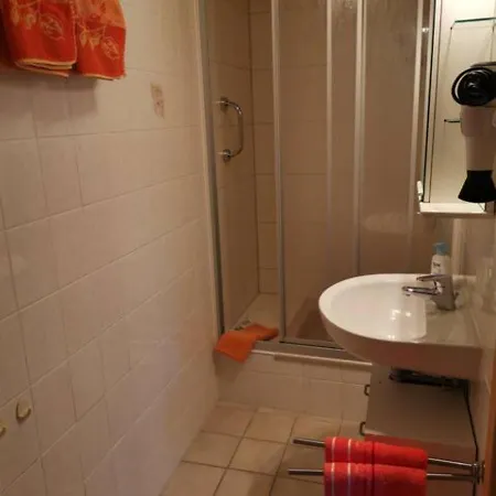 Schoene Geraeumige Am Park Apartman *